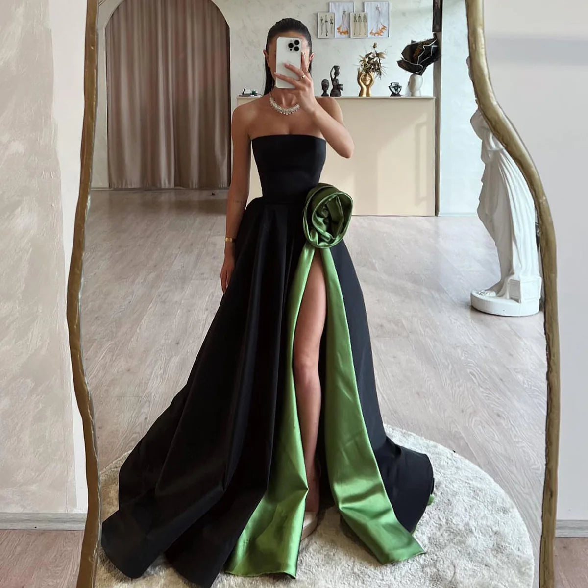 Robe de soirée bicolore en satin avec détail floral