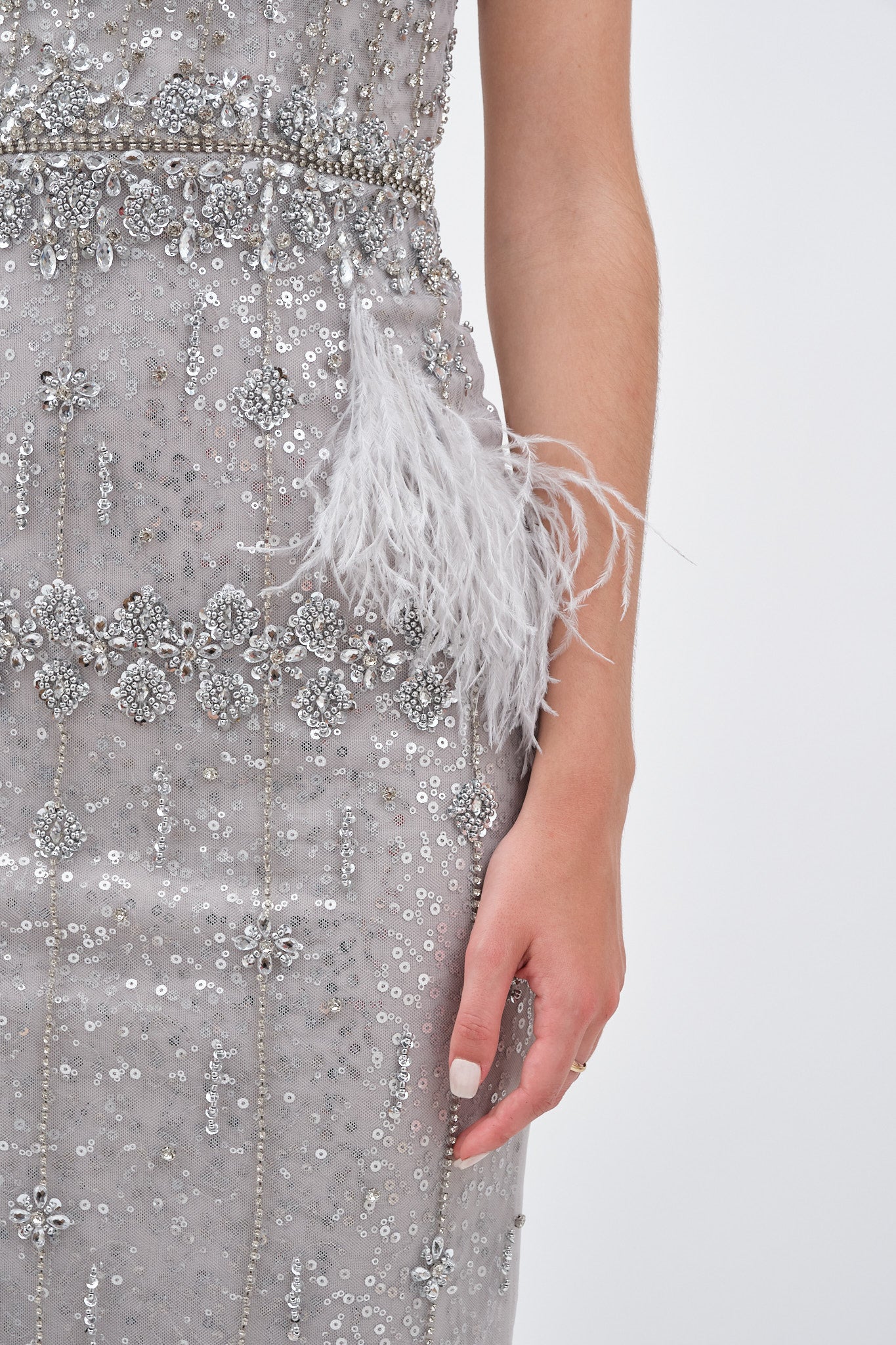 Robe de Soirée Argentée avec Détail en Plumes et Traîne Élégante