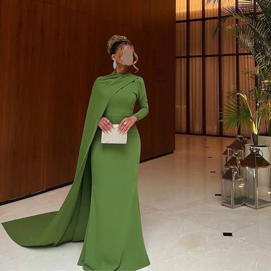 Robe verte avec cape et traîne