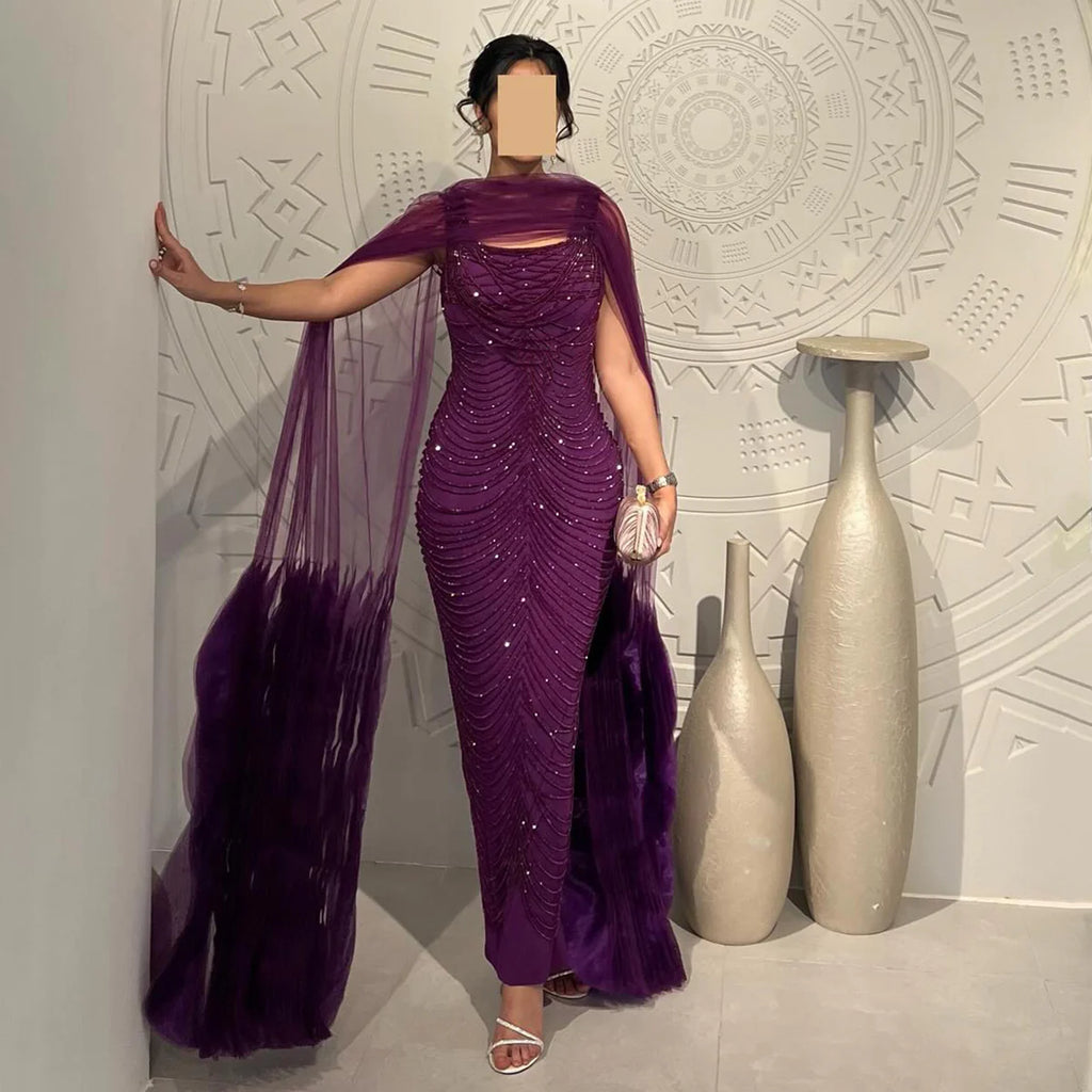 Robe de soirée en tulle violet avec perles et cape fluide