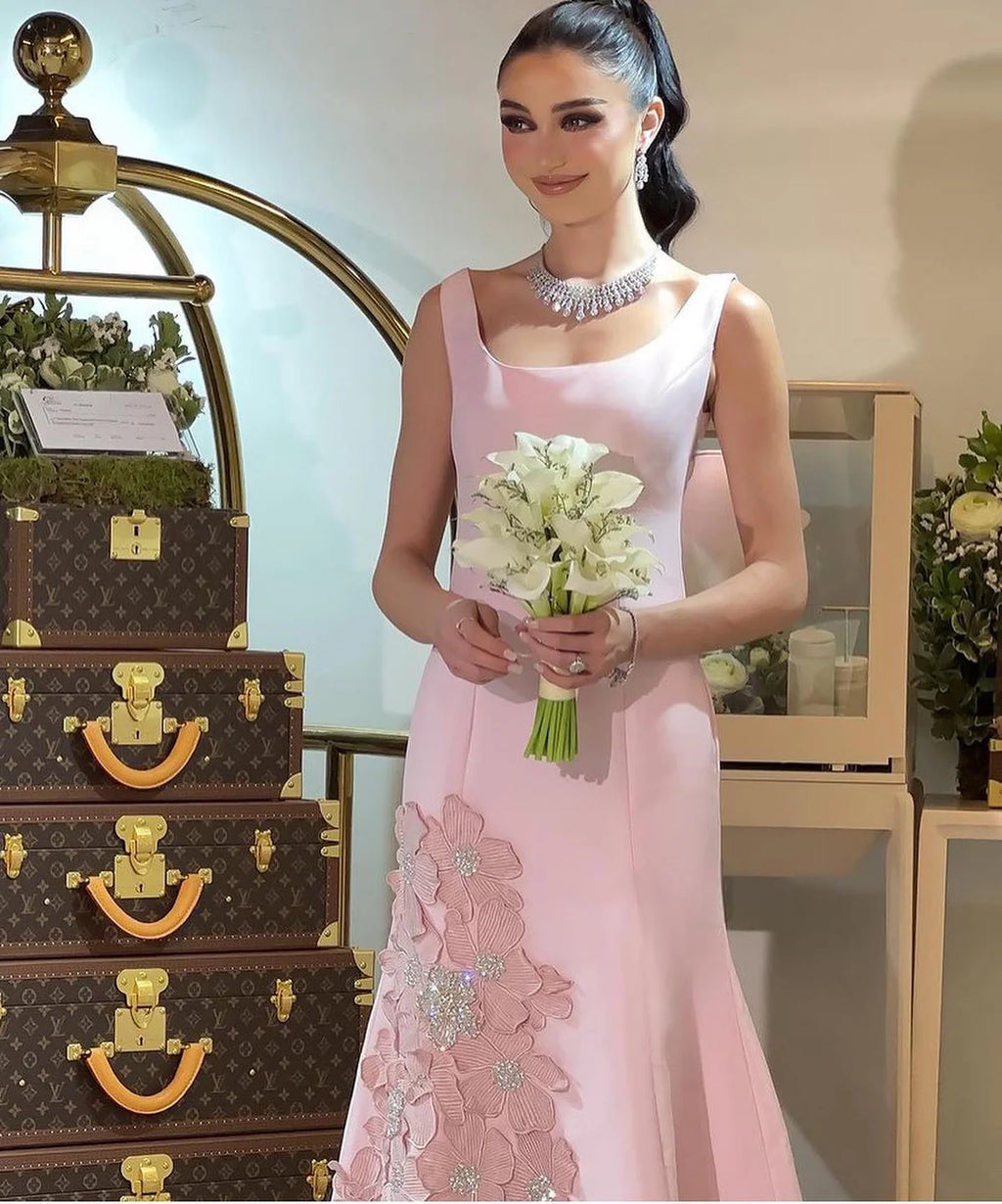 Robe rose à fleurs et perles