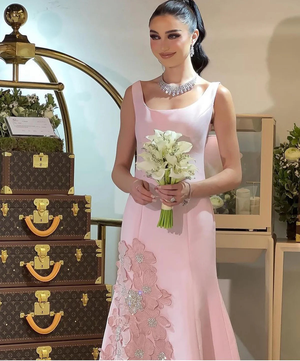 Robe rose à fleurs et perles