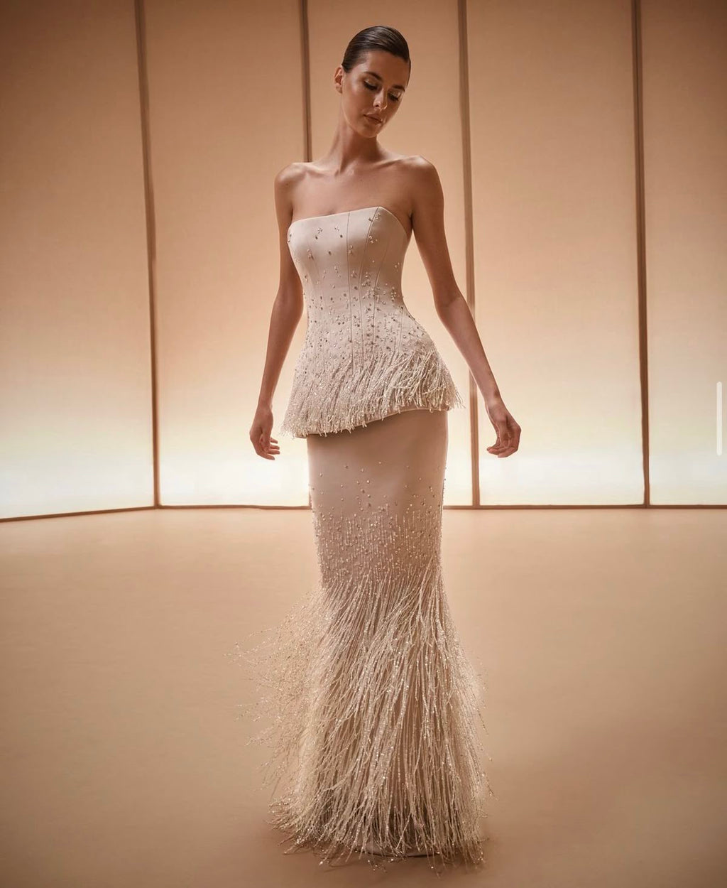 Robe Blanche Bustier avec Franges Argentées et Détails Cristal