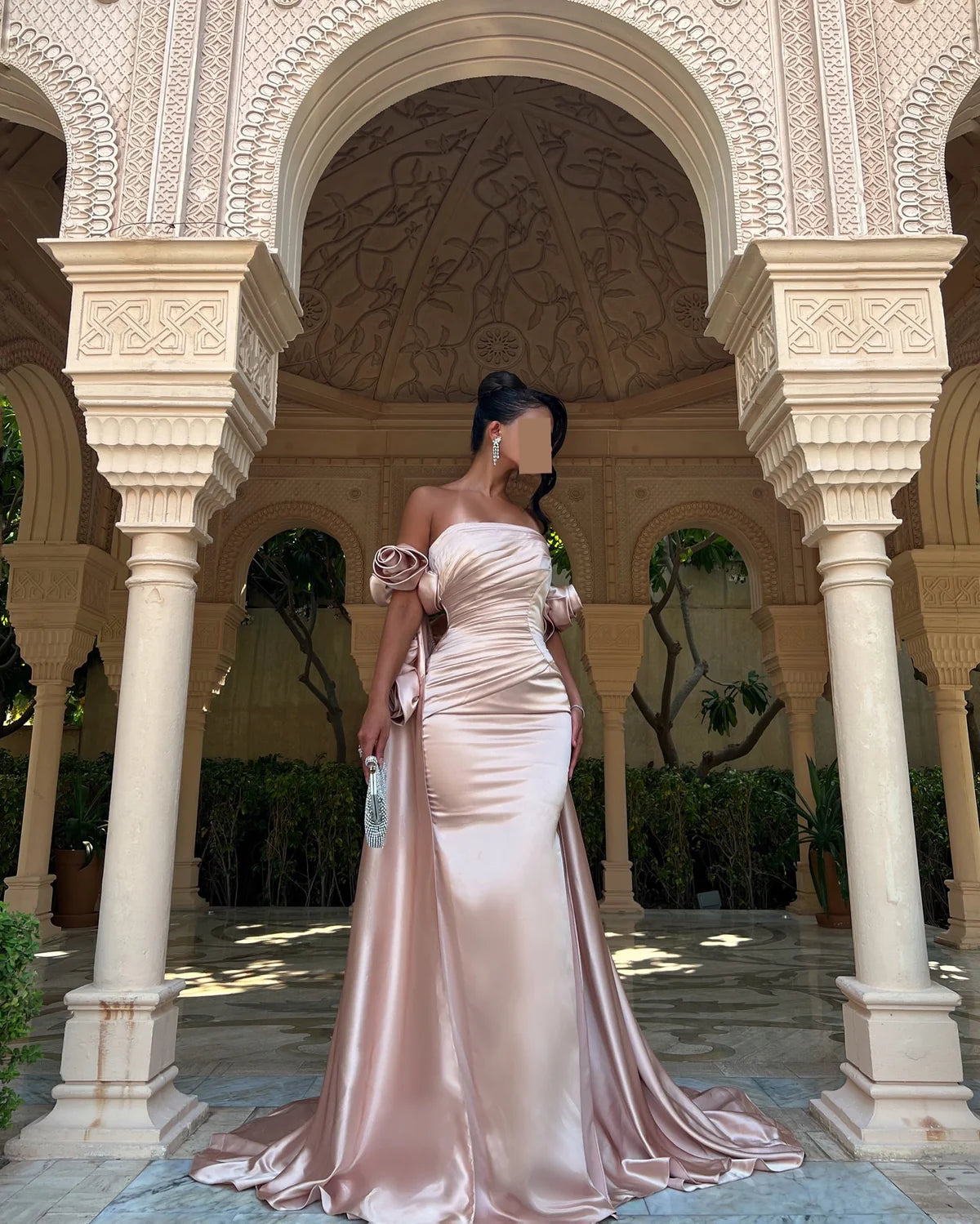 Robe bustier rose satinée cape fleuris