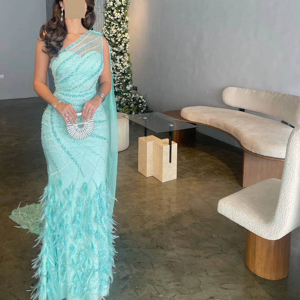 Robe asymétrique brodée avec plumes et traîne