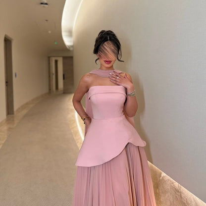 Robe de soirée en satin rose avec cape fluide