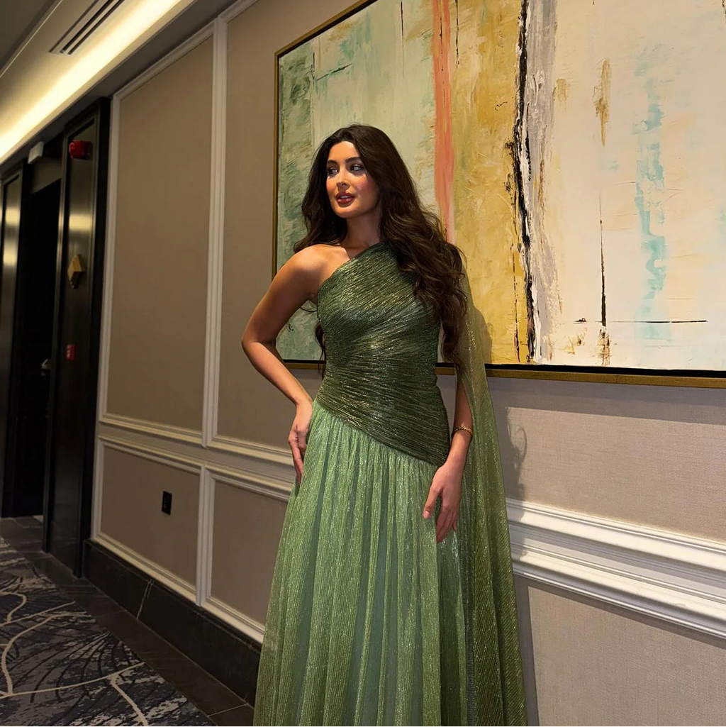 Robe de soirée drapée en satin vert métallisé