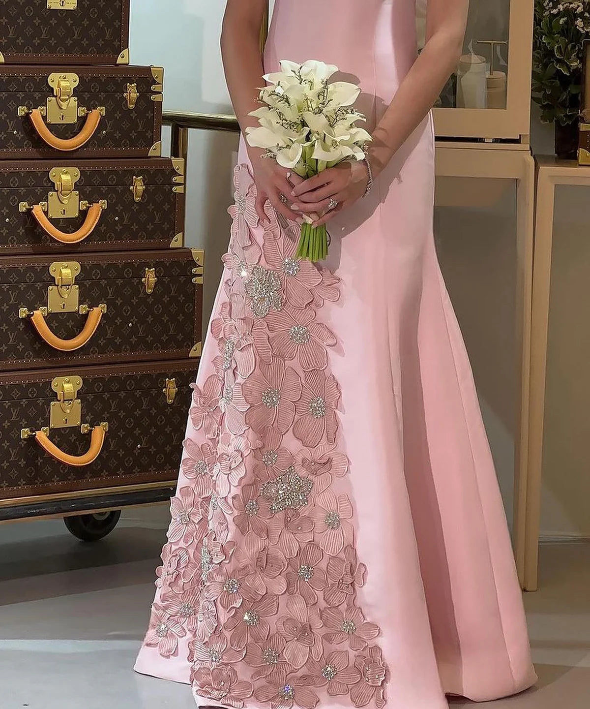 Robe rose à fleurs et perles