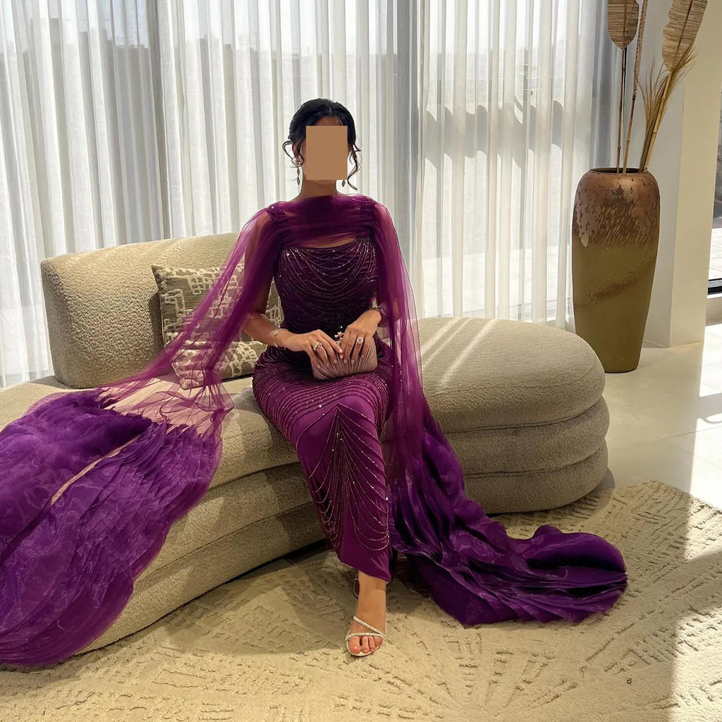 Robe de soirée en tulle violet avec perles et cape fluide