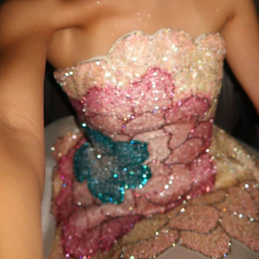 Robe satin brodée