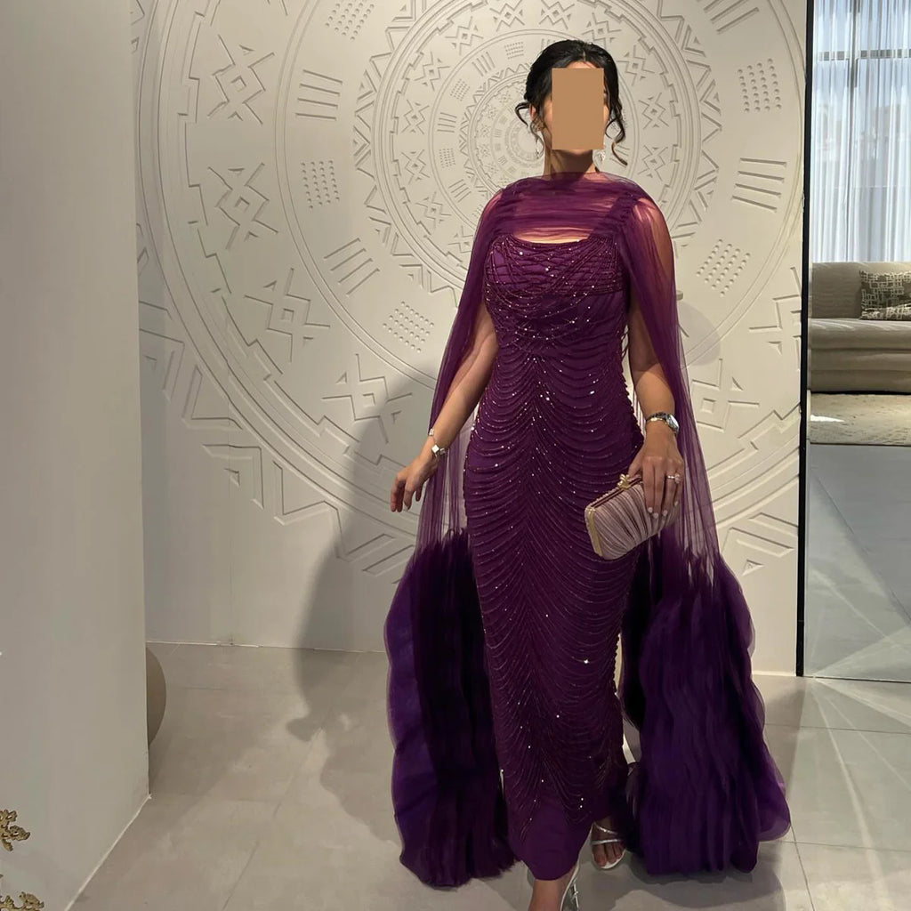 Robe de soirée en tulle violet avec perles et cape fluide