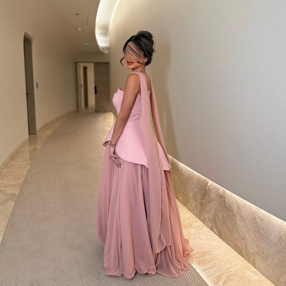 Robe de soirée en satin rose avec cape fluide