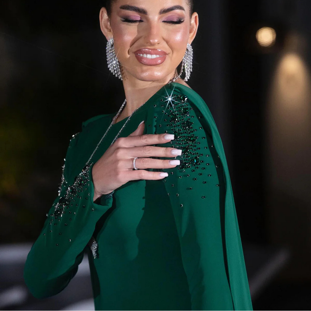 Robe de soirée vert émeraude avec cape et broderies