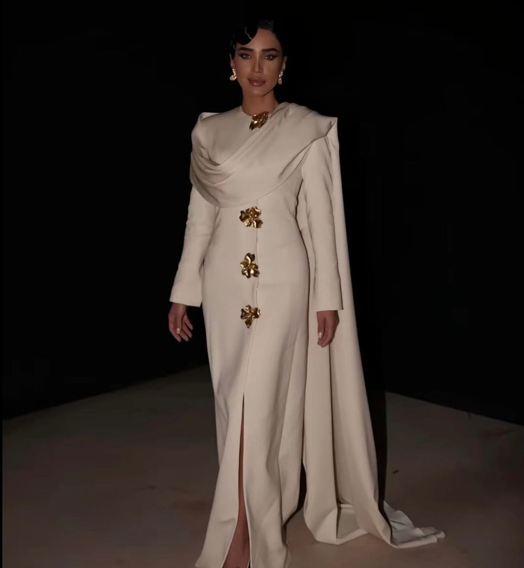 Robe de soirée blanche avec cape et boutons floraux dorés