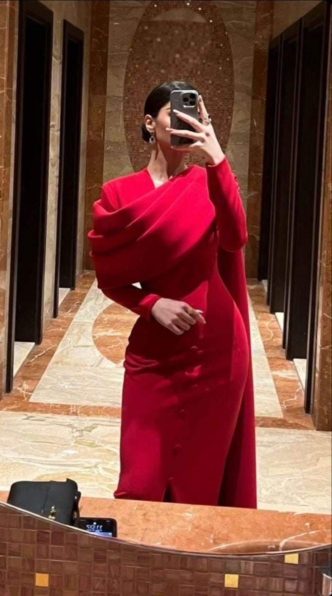 Robe rouge manche cape