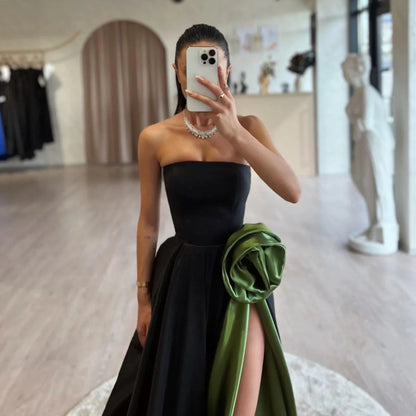 Robe de soirée bicolore en satin avec détail floral