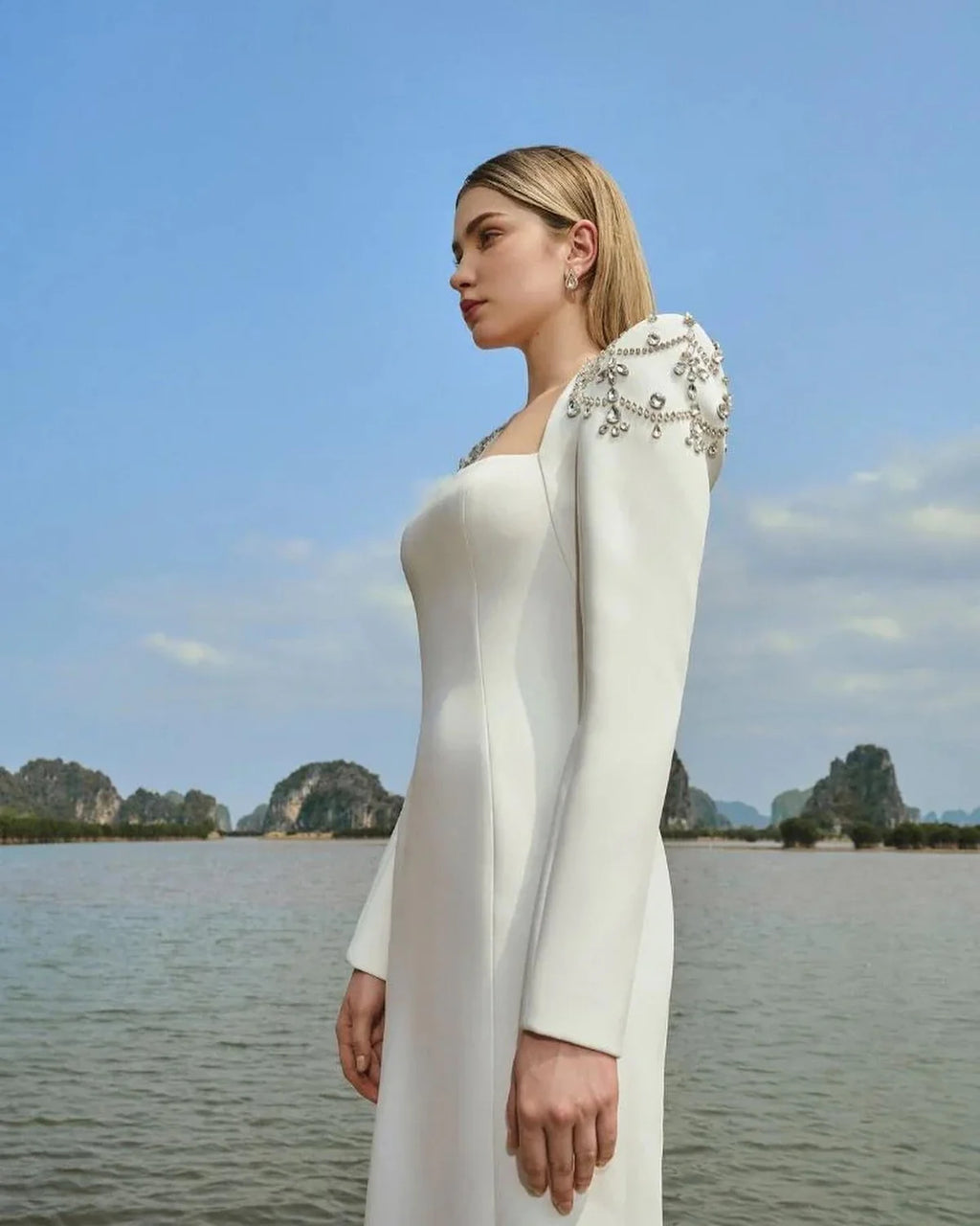 Robe à épaulettes brodées