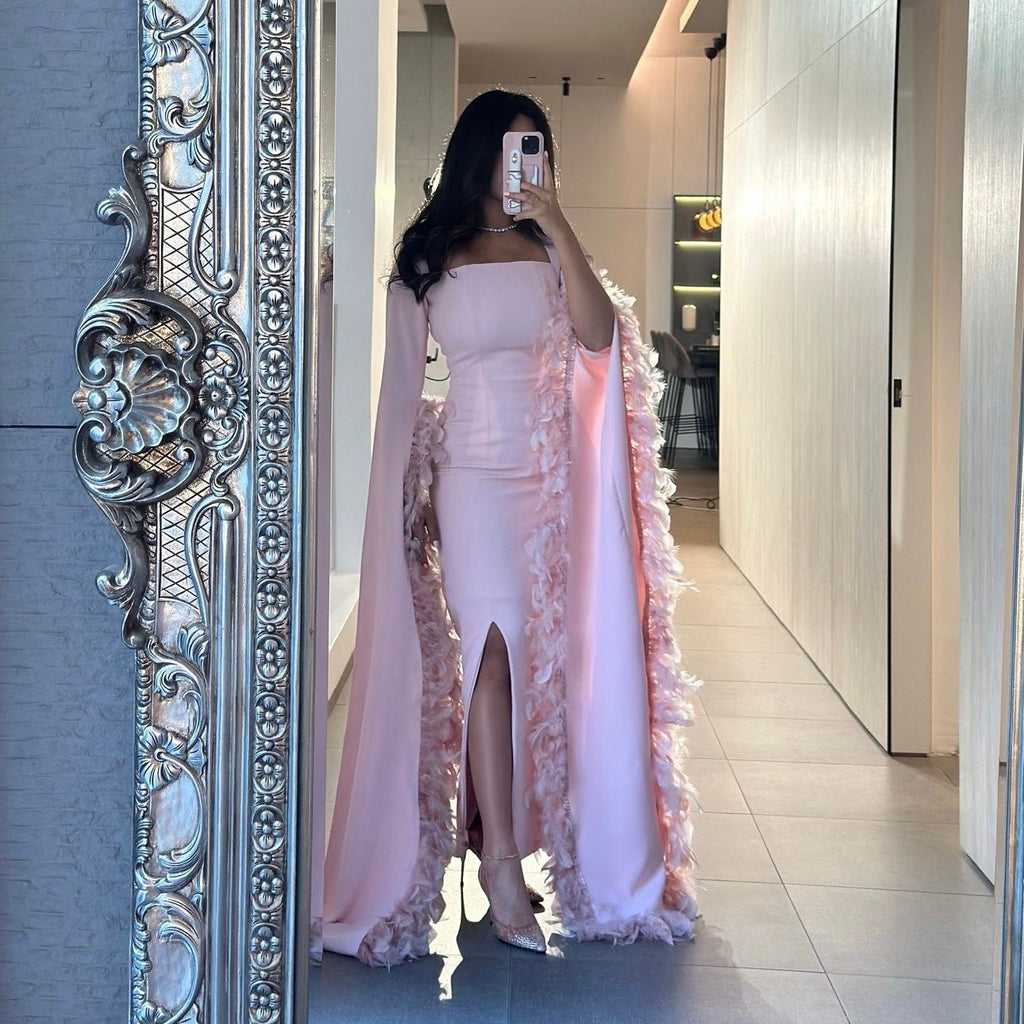 Robe Rose Longue avec Franges en Plumes et Décolleté Square