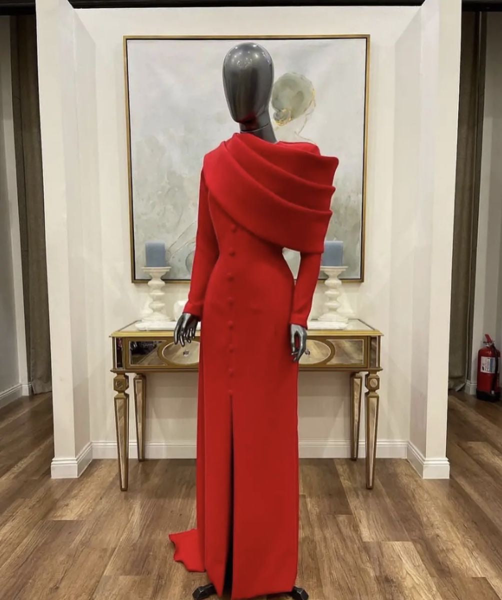 Robe rouge manche cape