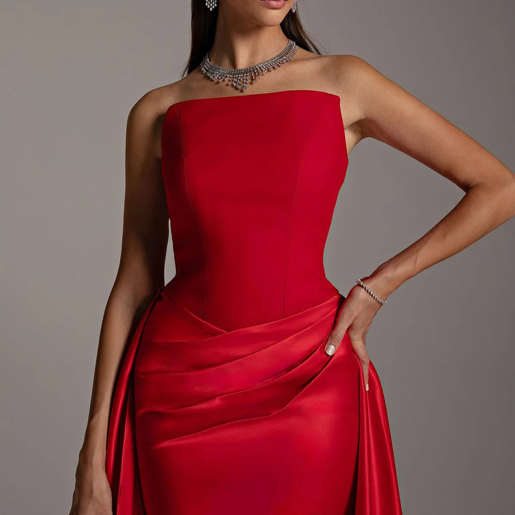 Robe rouge satinée avec traine