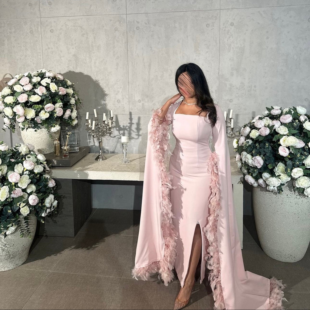 Robe Rose Longue avec Franges en Plumes et Décolleté Square