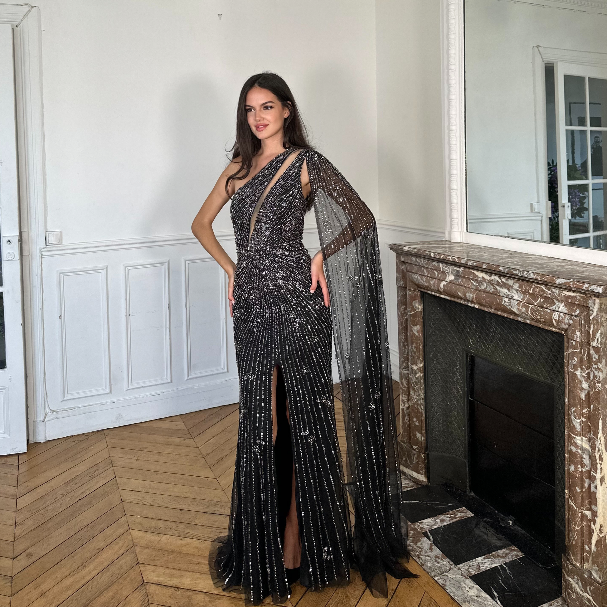 Robe Noire à Paillettes avec Traîne Élégante