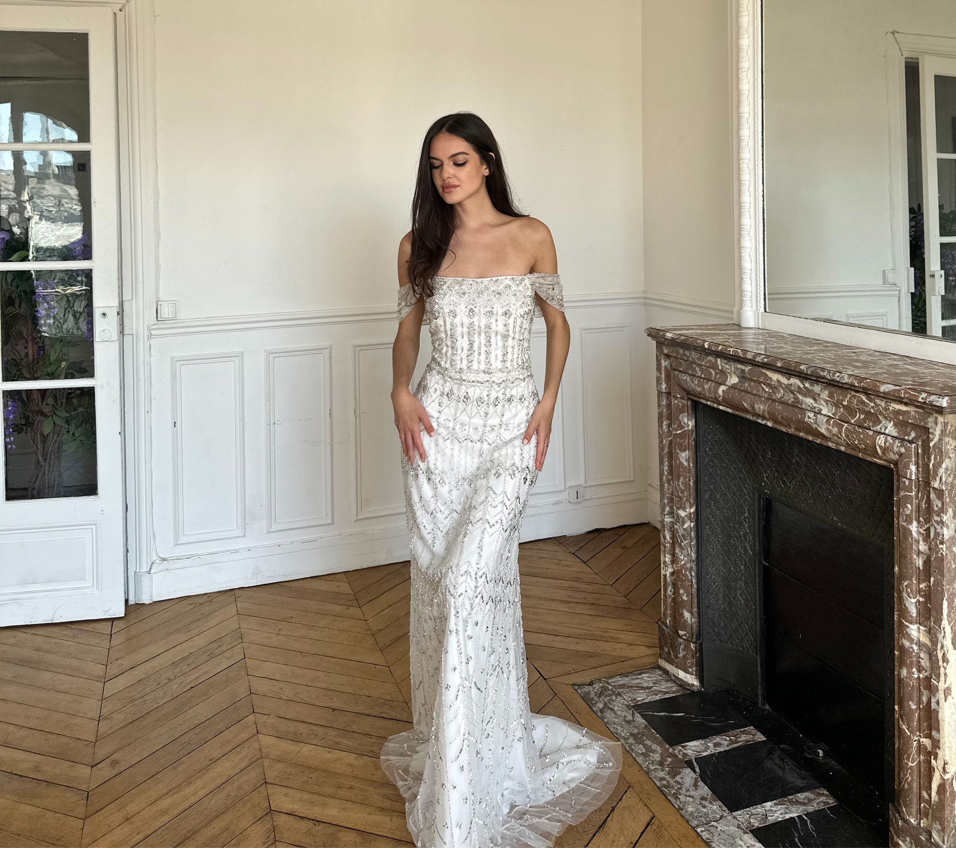 Robe blanche brodée à manches courtes