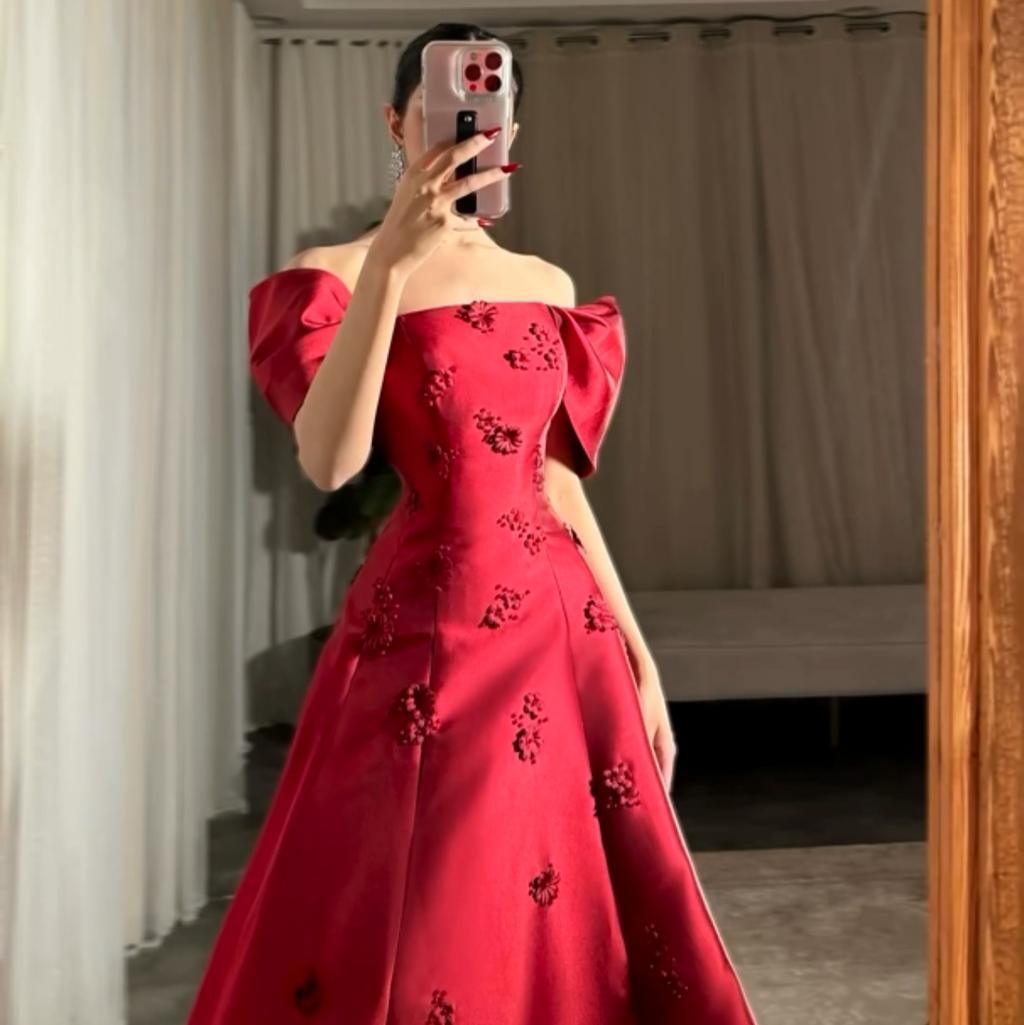Robe Rouge avec Manches Bouffantes et Détails Fleuris