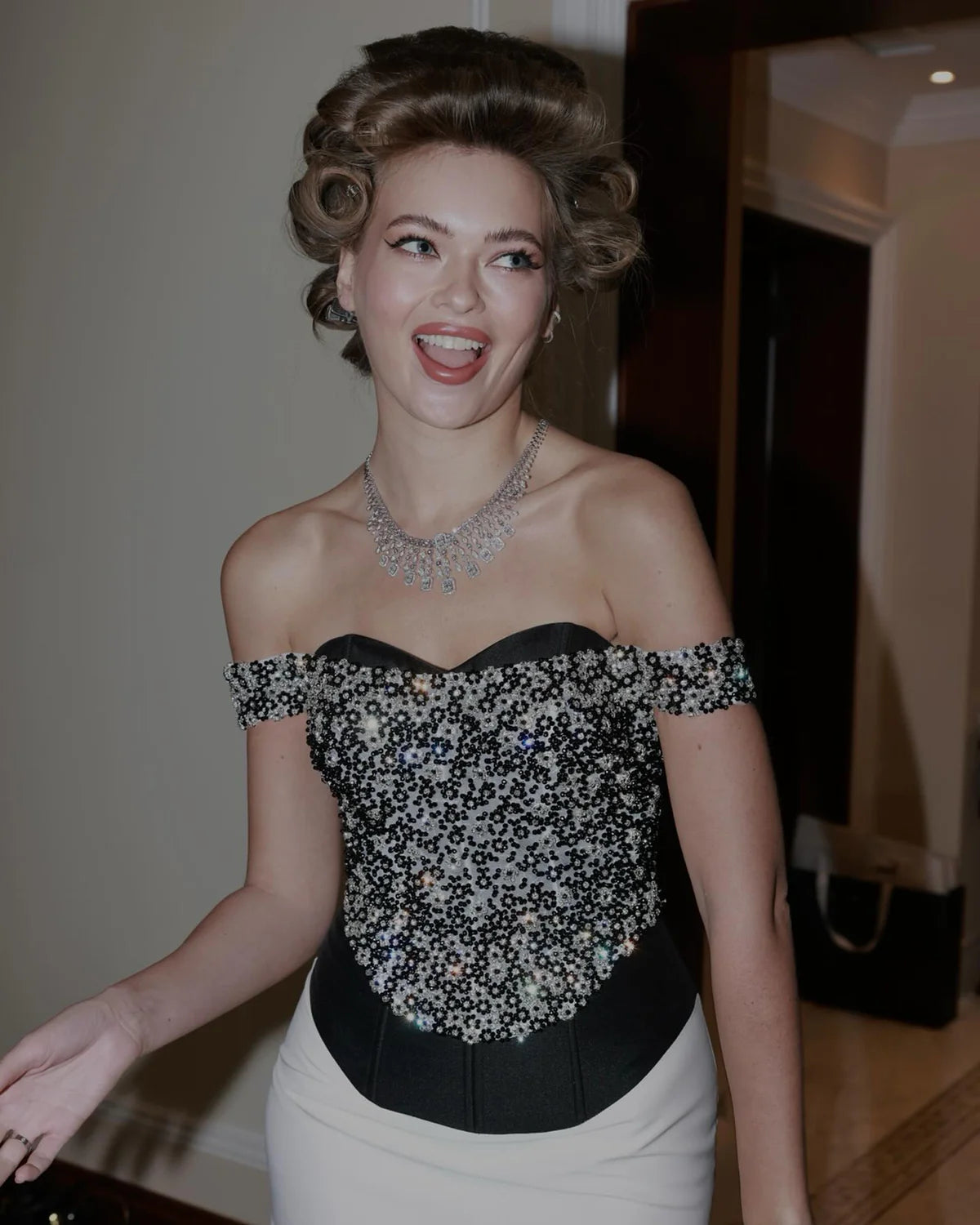 Robe épaule dénudée blanche et noir