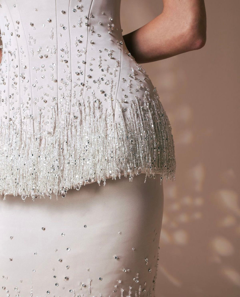 Robe Blanche Bustier avec Franges Argentées et Détails Cristal