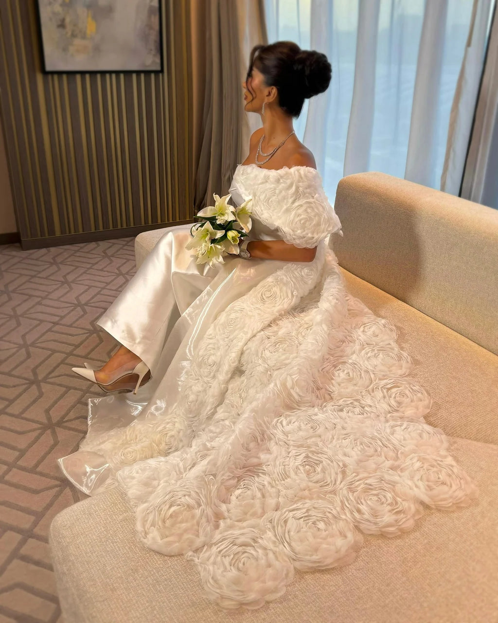 Robe blanche en satin cape fleuri