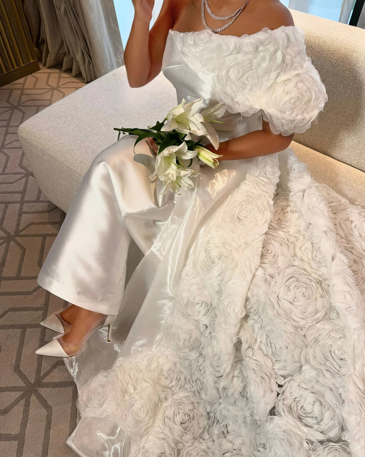 Robe blanche en satin cape fleuri