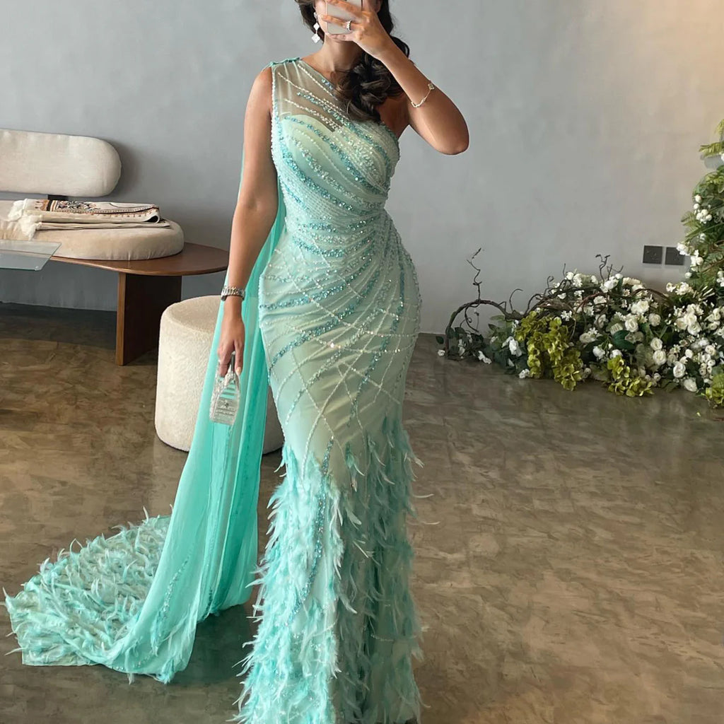 Robe asymétrique brodée avec plumes et traîne