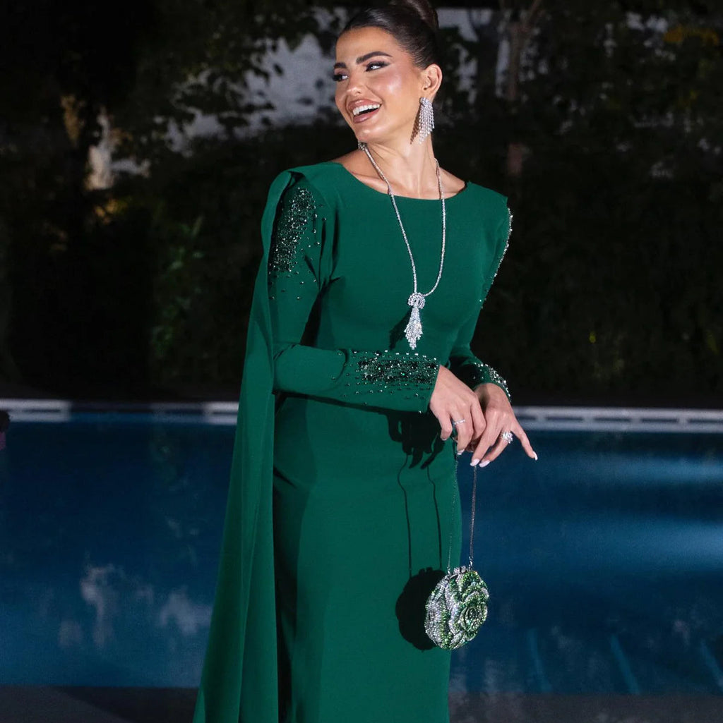 Robe de soirée vert émeraude avec cape et broderies