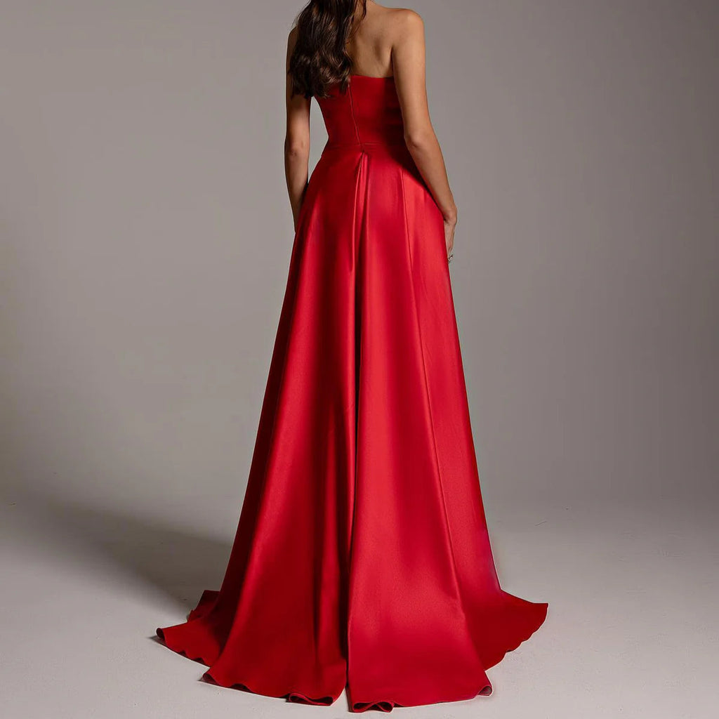 Robe rouge satinée avec traine