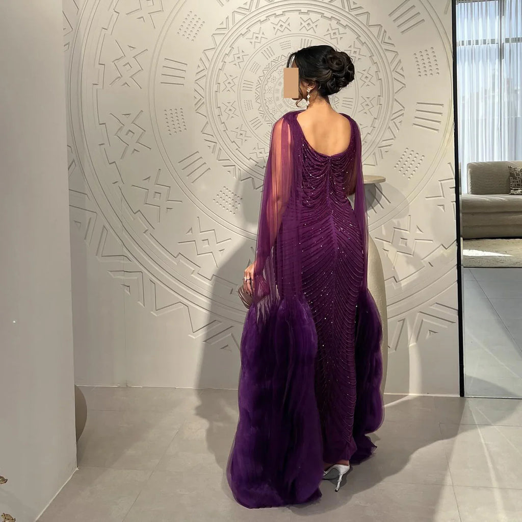 Robe de soirée en tulle violet avec perles et cape fluide