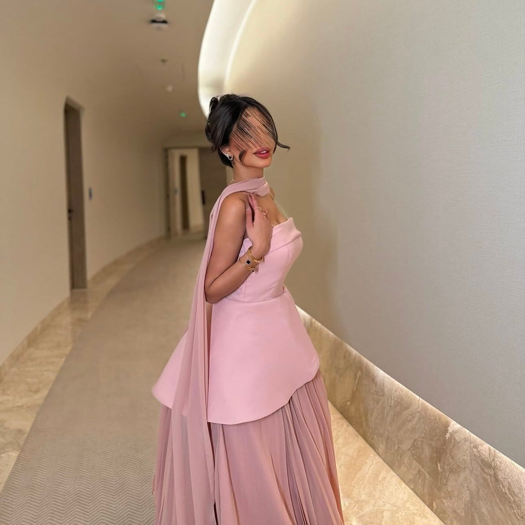 Robe de soirée en satin rose avec cape fluide