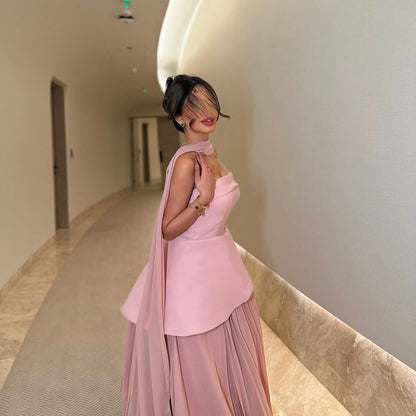 Robe de soirée en satin rose avec cape fluide