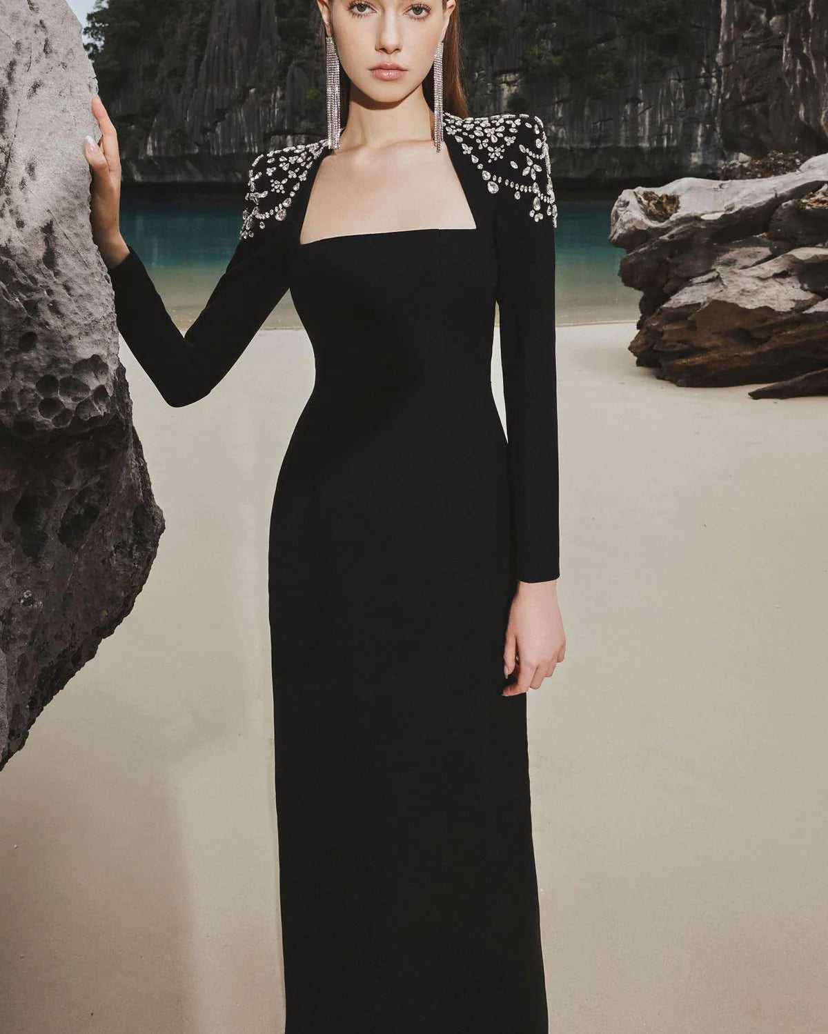 Robe à épaulettes brodées
