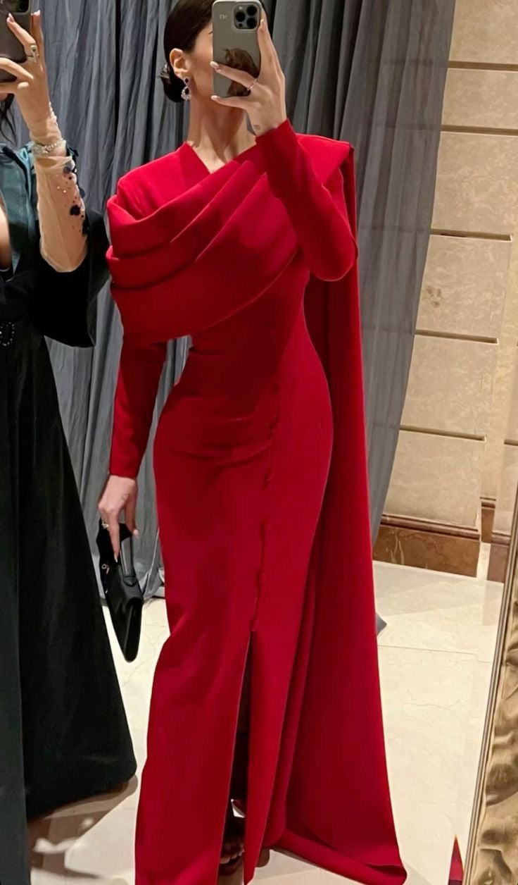 Robe rouge manche cape