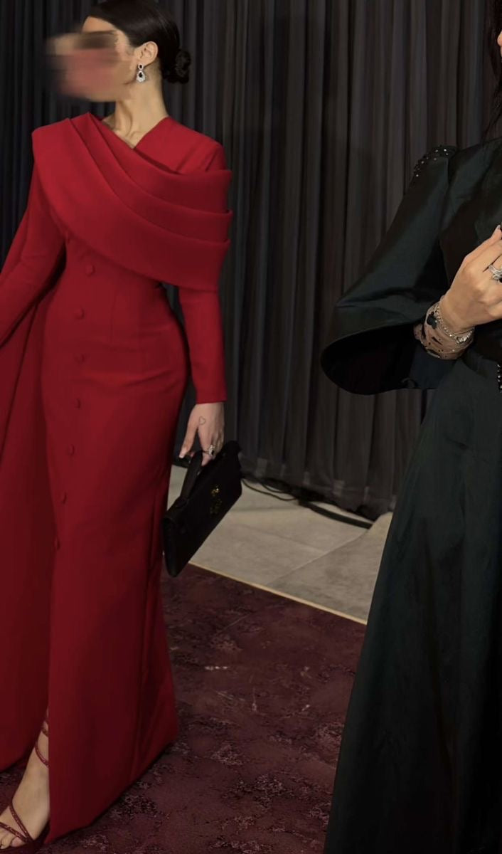 Robe rouge manche cape