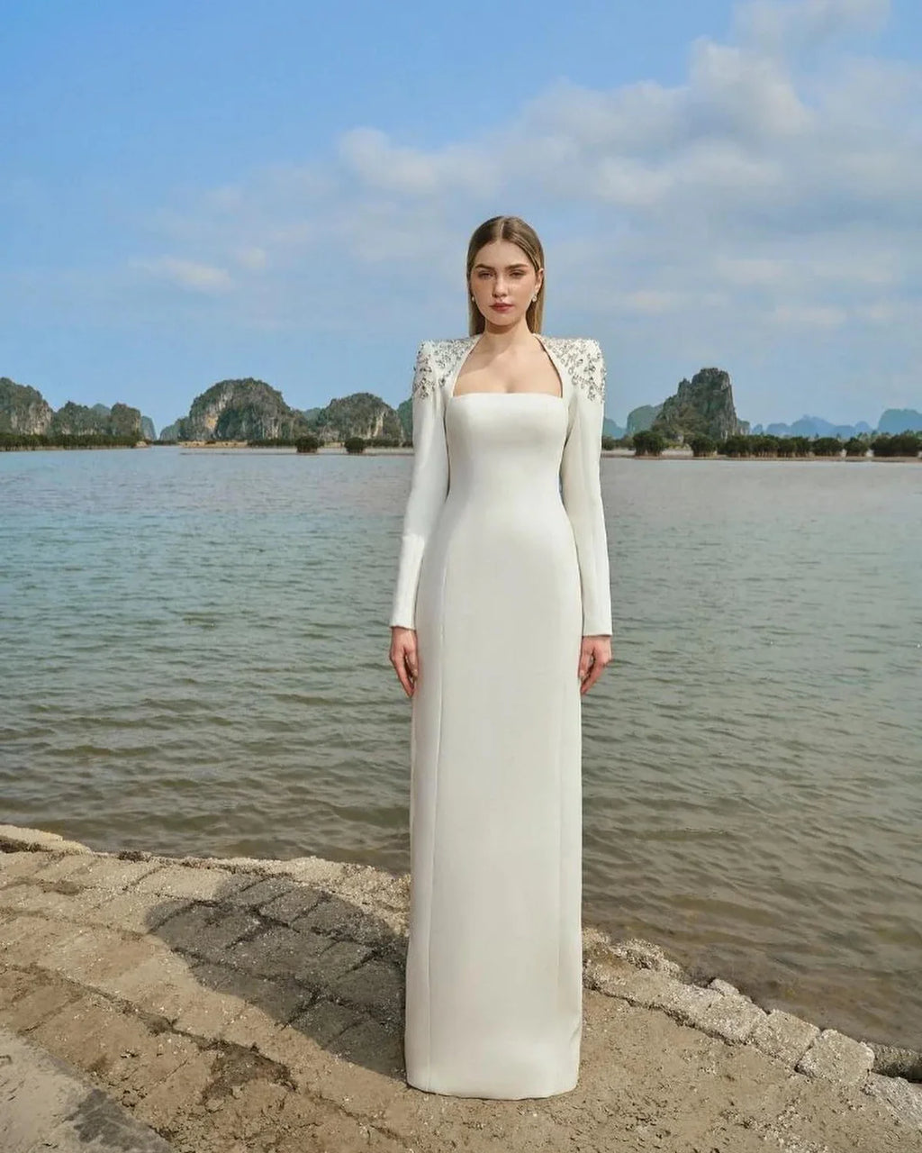 Robe à épaulettes brodées