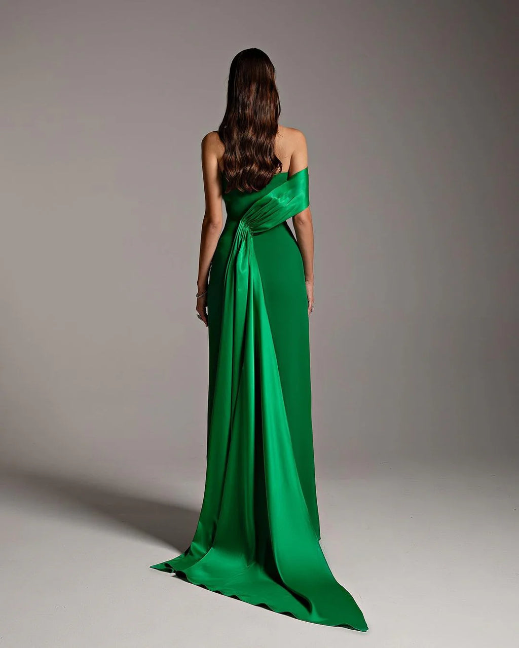 Robe verte manches asymétriques