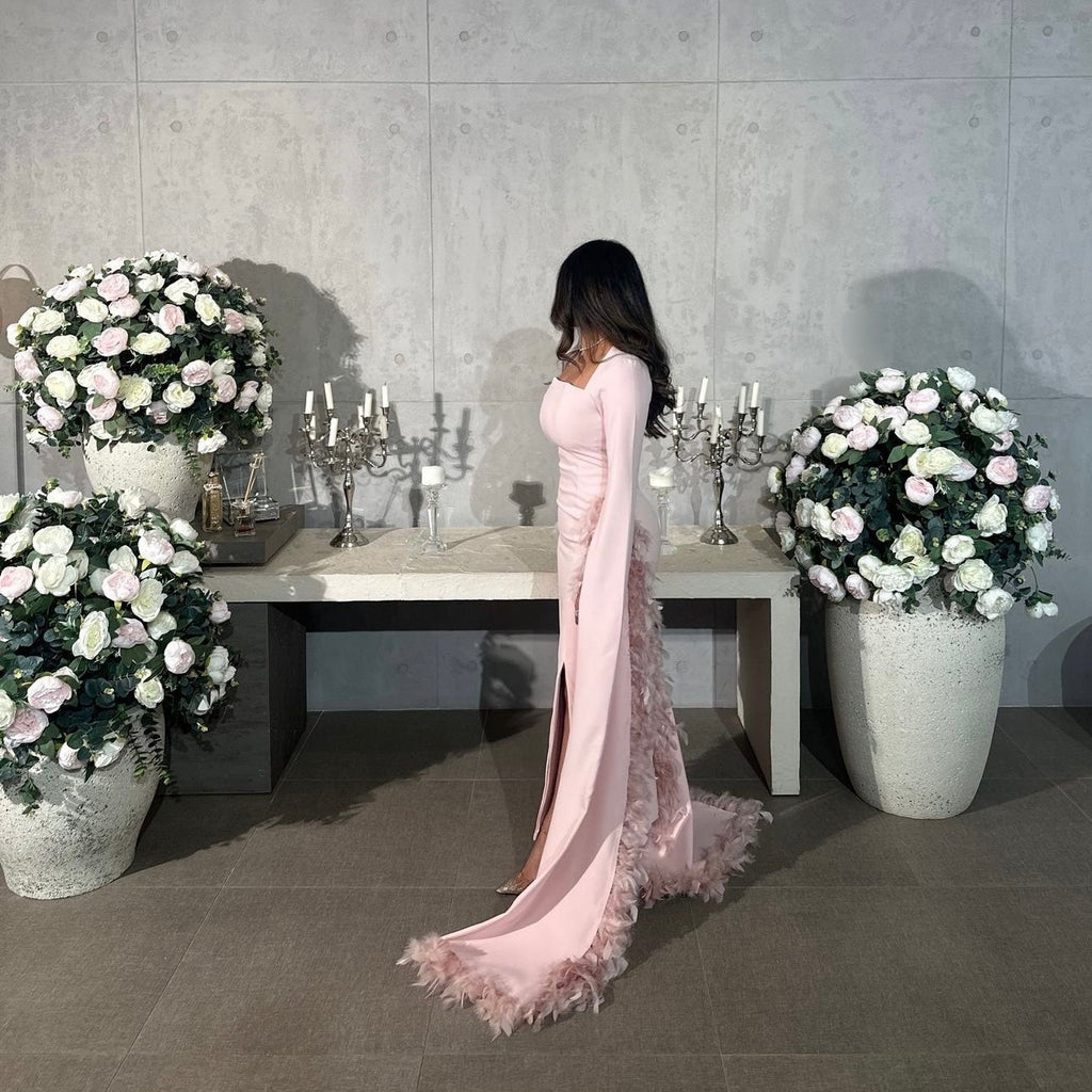 Robe Rose Longue avec Franges en Plumes et Décolleté Square