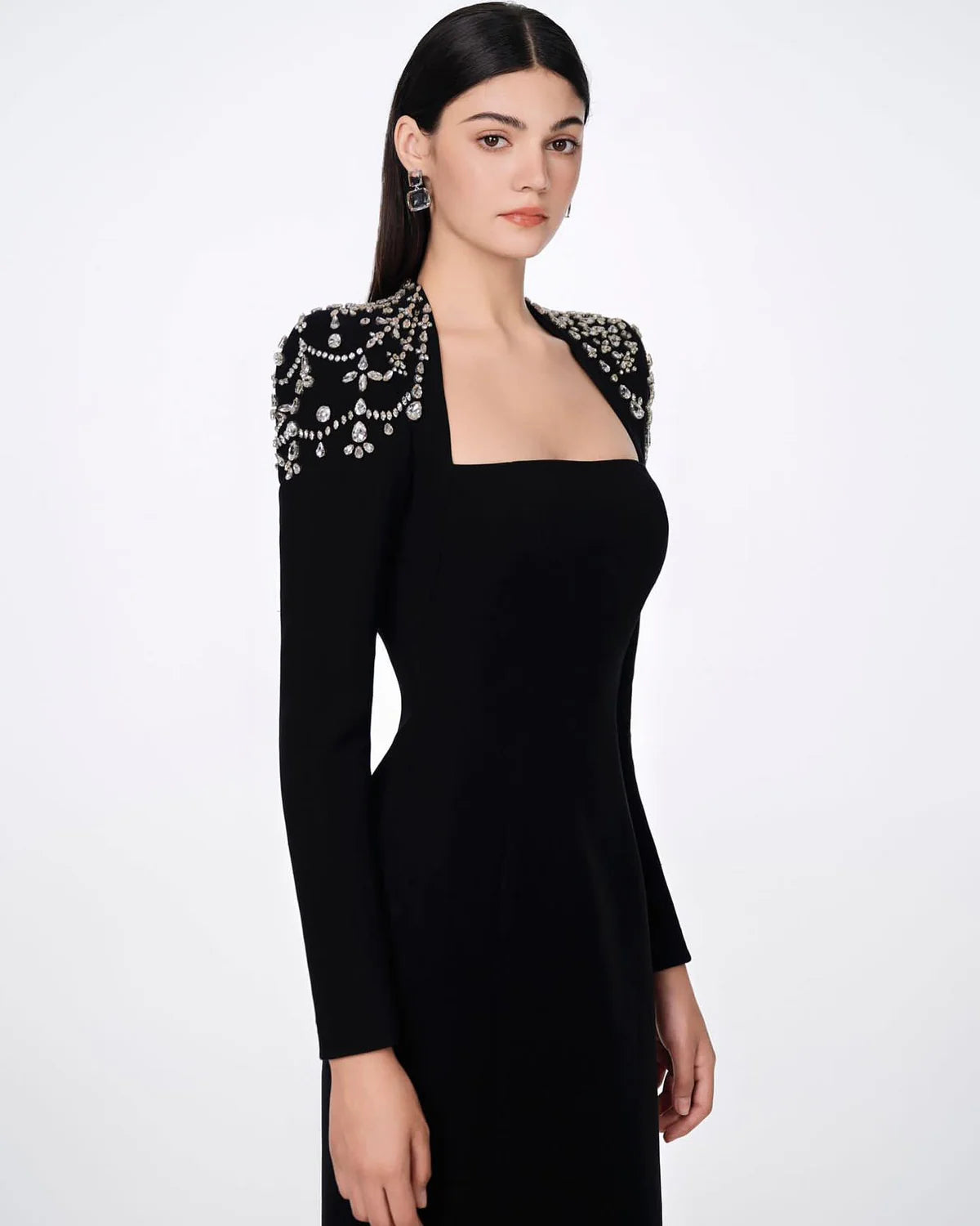Robe à épaulettes brodées