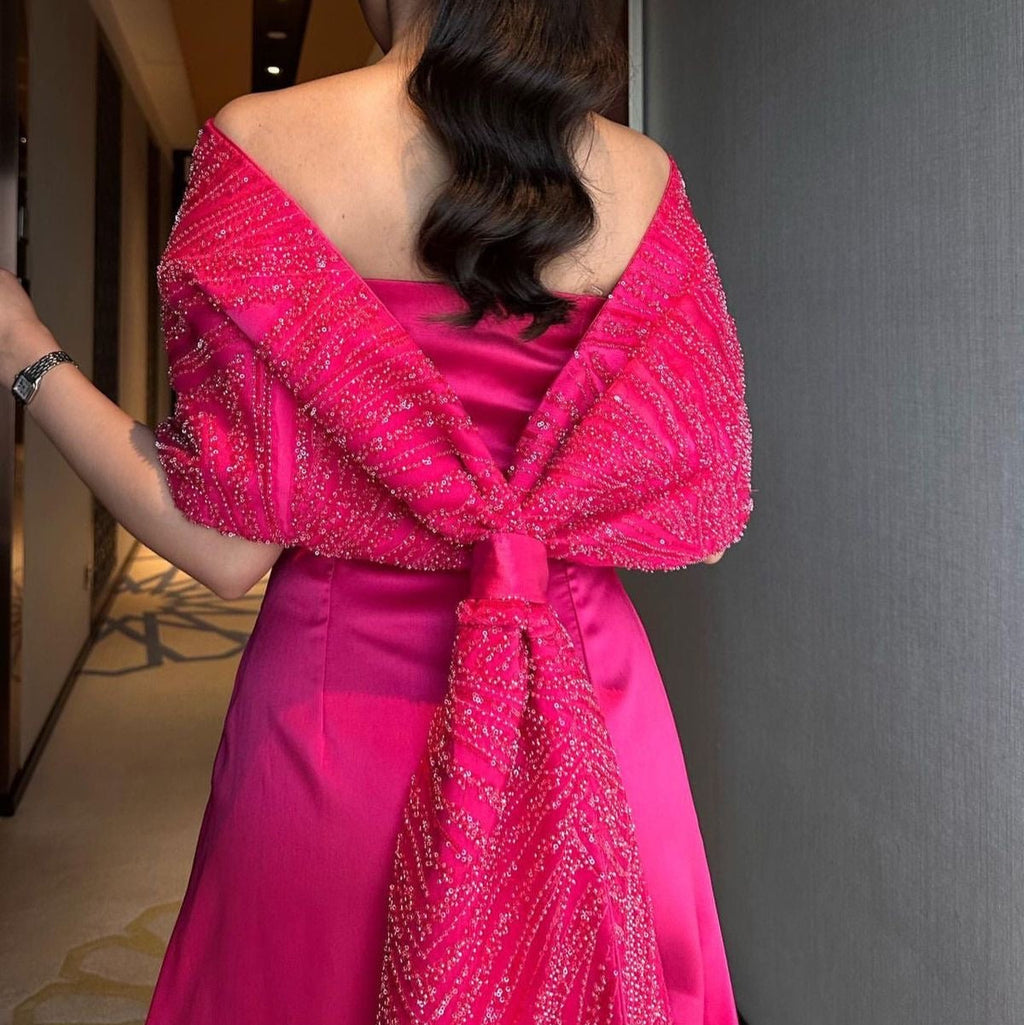 Robe Rose Élégante avec Cape en Perles et Traîne Fluide
