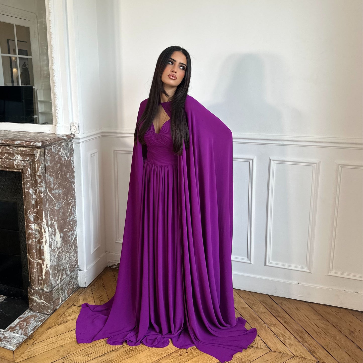 Robe Violet avec Cape Élégante