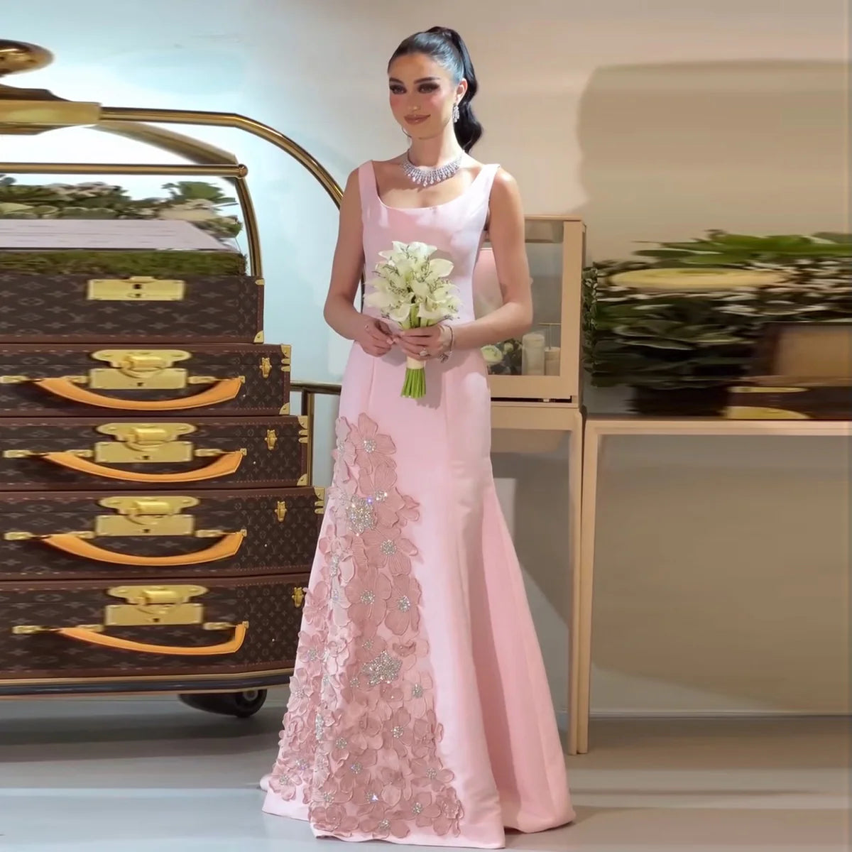Robe rose à fleurs et perles