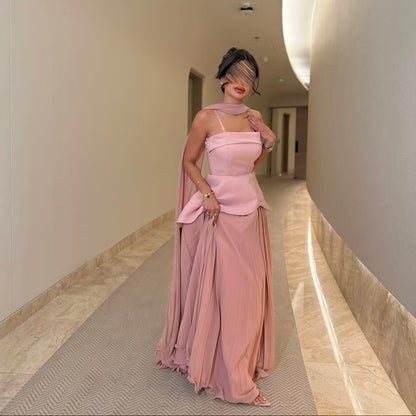 Robe de soirée en satin rose avec cape fluide