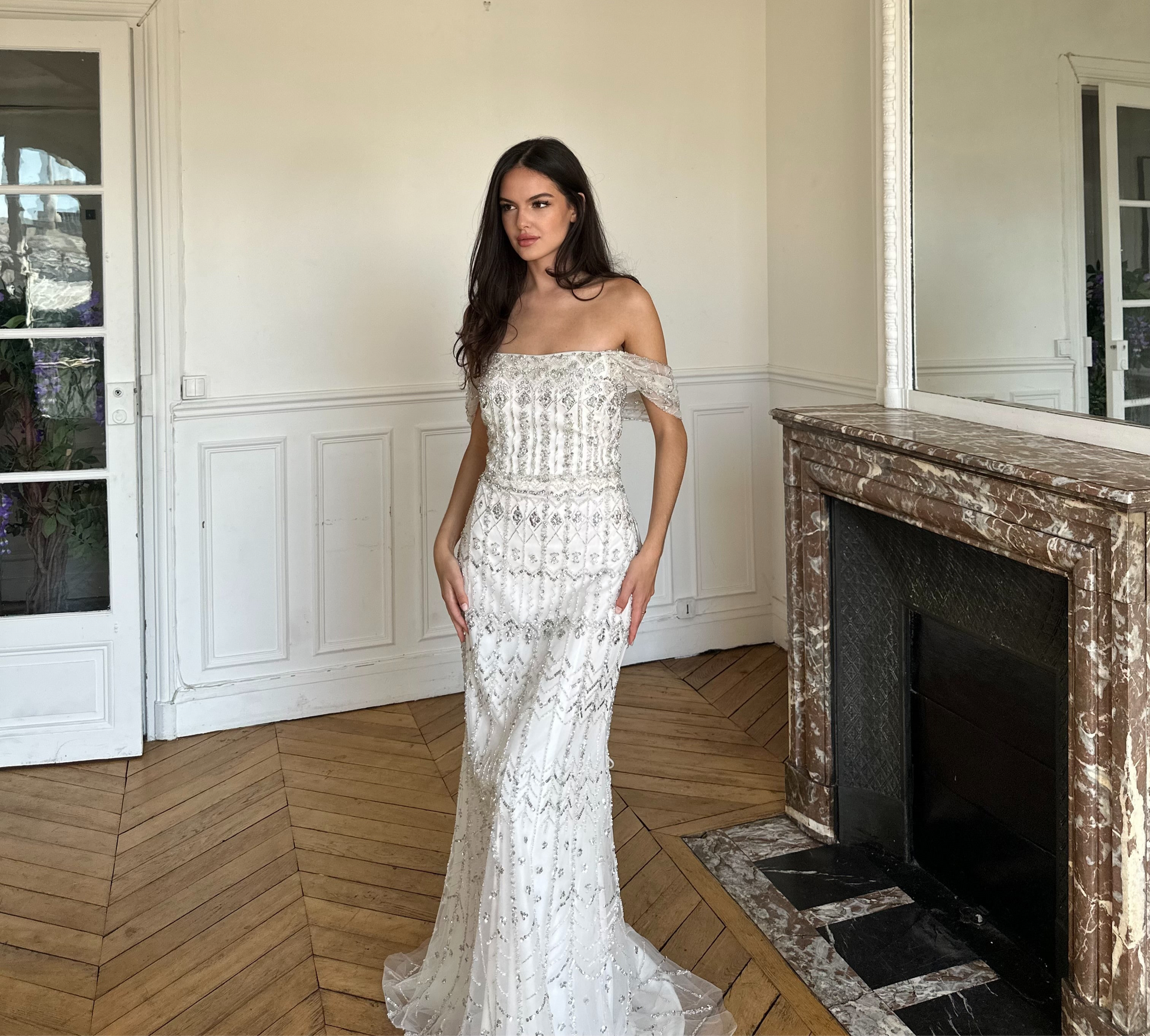 Robe blanche brodée à manches courtes